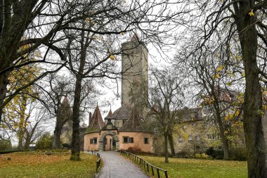 Eski Rothenburg ob der Tauber, Bavyera, Almanya 'daki Sonbahar Parkı Burggarten' den ortaçağ kulesine bakın. Kasım 2014