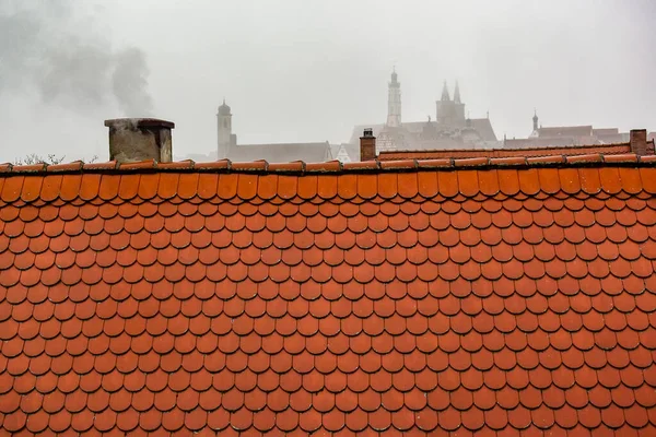 Ortaçağ 'da Rothenburg ob der Tauber, Bavyera, Almanya' nın ilginç renkli cephelerinden ve çatılarından manzara. Kasım 2014