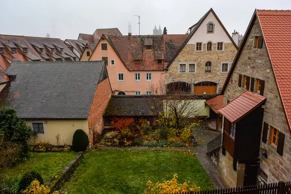 从德国巴伐利亚Rothenburg Der Tauber中世纪古城五彩斑斓的立面和屋顶的城墙眺望 November 2014 — 图库照片