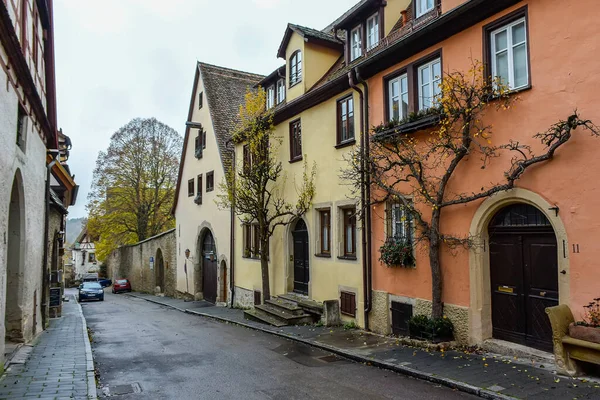 Traditionellt Klippt Träd Smal Medeltida Gata Gamla Stan Rothenburg Der — Stockfoto