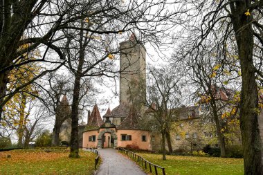Eski Rothenburg ob der Tauber, Bavyera, Almanya 'daki Burggarten parkından ortaçağ kale kapısına bakın. Kasım 2014. Yüksek kalite fotoğraf