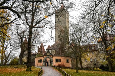 Eski Rothenburg ob der Tauber, Bavyera, Almanya 'daki Burggarten parkından ortaçağ kale kapısına bakın. Kasım 2014. Yüksek kalite fotoğraf