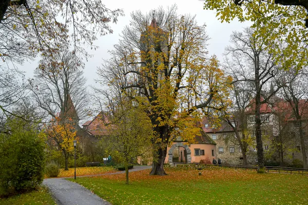Vista Sobre Portão Castelo Medieval Parque Burggarten Cidade Velha Rothenburg — Fotografia de Stock