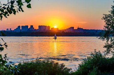 Günbatımına karşı modern binaların arkasında yelkenli. Yüksek kalite fotoğraf