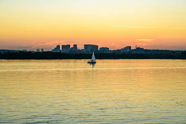 Barco Vela Contra Pôr Sol Atrás Edifícios Modernos Foto Alta — Fotografia de Stock