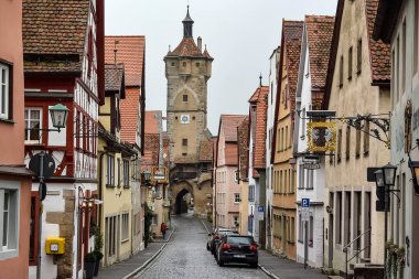 Eski Rothenburg ob der Tauber, Bavyera, Almanya 'da Klingentor Gate ve Tower ile dar bir ortaçağ caddesi. Kasım 2014