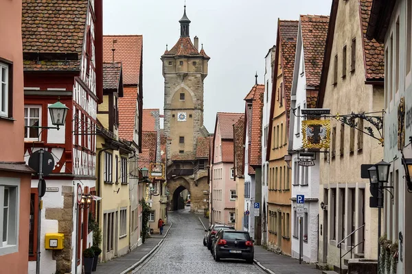 Calle Medieval Estrecha Con Puerta Torre Klingentor Casco Antiguo Rothenburg — Foto de Stock