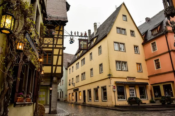 Estrecha Calle Medieval Con Casas Tradicionales Bávaras Con Hotel Reichskuchenmeister — Foto de Stock
