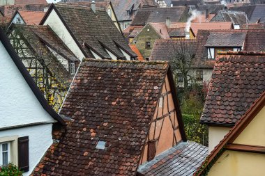 Ortaçağ 'ın Rothenburg ob der Tauber kasabasının cephe ve çatılarından manzara, Almanya. 