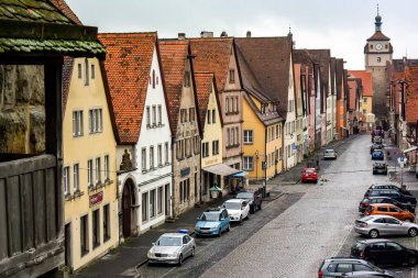 Ortaçağ 'ın Rothenburg ob der Tauber kasabasının cephe ve çatılarından manzara, Almanya. 