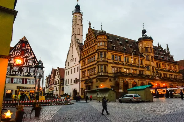老市政厅Rathaus与传统的巴伐利亚房屋在德国巴伐利亚老城Rothenburg Der Tauber的主广场 November 2014 — 图库照片