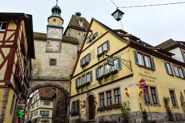 Markus Tower Markusturm Szűk Középkori Utcában Hagyományos Bajor Házakkal Rothenburg — Stock Fotó