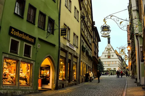 老市政厅Rathaus和窄中世纪街 在德国巴伐利亚的老城Rothenburg Der Tauber设有传统的巴伐利亚住宅 November 2014 — 图库照片