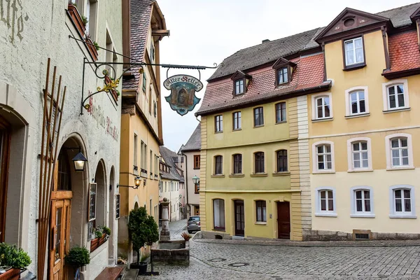 Stary Ratusz Rathaus Wąska Średniowieczna Ulica Tradycyjnymi Bawarskimi Domami Starym — Zdjęcie stockowe