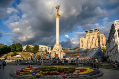 Ukrayna, Kyiv 'in merkezinde Independence Meydanı Meydanı Meydanı. Ağustos 2020. Yüksek kalite fotoğraf