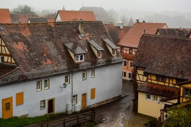 Ortaçağ 'ın Rothenburg ob der Tauber kasabasının cephe ve çatılarından manzara, Almanya. 