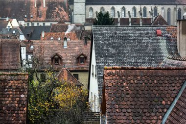 Ortaçağ 'ın Rothenburg ob der Tauber kasabasının cephe ve çatılarından manzara, Almanya. 