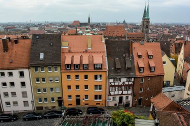 Almanya 'nın Nuremberg şatosundan eski Alman şehri Nuremberg' in tarihi merkezine bakın. Ekim 2014. Yüksek kalite fotoğraf