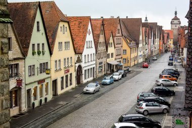 Ortaçağ 'ın Rothenburg ob der Tauber kasabasının cephe ve çatılarından manzara, Almanya. 