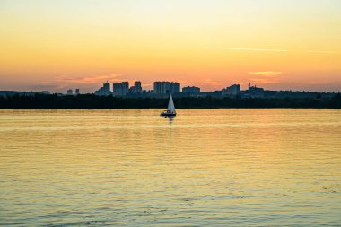 Günbatımına karşı modern binaların arkasında yelkenli. Yüksek kalite fotoğraf