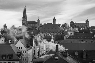 Eski Alman şehri Nuremberg ve Nuremberg kalesi, Franconia, Bavyera, Nuremberg, Almanya 'nın tarihi merkezine bakın. Ekim 2014 Siyah beyaz fotoğraf