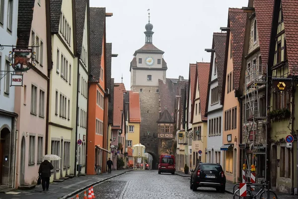 Rothenburg ob der Tauber, Bavyera, Almanya 'daki Georgengasse caddesinde White Tower veya Weisser Turm. Kasım 2014. Yüksek kalite fotoğraf