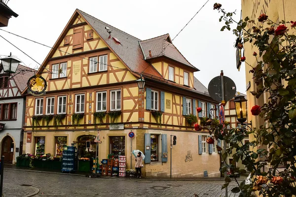 德国巴伐利亚Rothenburg Der Tauber狭窄的中世纪街道上的传统半木制房屋 — 图库照片