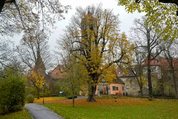 从德国巴伐利亚Rothenburg Der Tauber老城Burggarten公园俯瞰中世纪城堡大门 November 2014 高质量的照片 — 图库照片