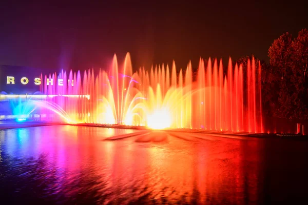 Vista nocturna a la fuente musical con animaciones láser Roshen en el río Buh Sur en Vinnytsia, Ucrania. — Foto de Stock