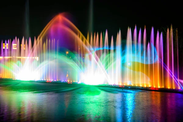 Vista serale alla fontana musicale con animazioni laser Roshen sul fiume Buh meridionale a Vinnytsia, Ucraina. — Foto Stock