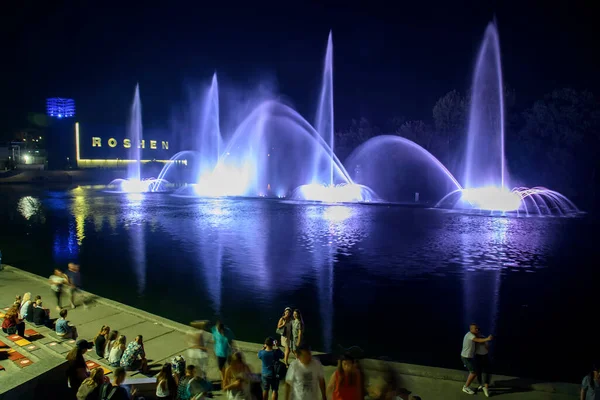 Vista serale alla fontana musicale con animazioni laser Roshen sul fiume Buh meridionale a Vinnytsia, Ucraina. — Foto Stock