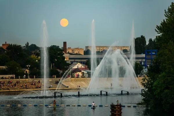 Evening view to Musical fountain with laser animations Roshen on the Southern Buh river in Vinnytsia, Ukraine. — Stock Photo, Image