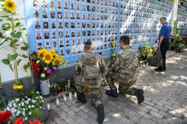 Ukrayna 'nın Yıkılmış Ukrayna' nın Hafıza Duvarı yakınlarındaki Ukrayna ordusu 2014-2020 Doğu Ukrayna savaşında. Kyiv, Ukrayna 
