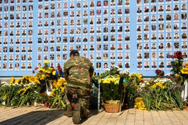 Ukrayna 'nın Yıkılmış Ukrayna' nın Hafıza Duvarı yakınlarındaki Ukrayna ordusu 2014-2020 Doğu Ukrayna savaşında. Kyiv, Ukrayna 