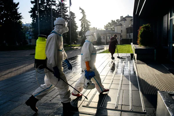 Koruyucu giysiler içindeki sağlık çalışanları, COVID-19 salgını nedeniyle Vinnytsia 'daki dezenfekte binasına geldiler.