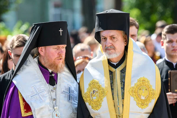 Ortodoks Konstantinopolis Kilisesi Piskoposu Ukrayna 'nın Kyiv kentinde Ortodoks ayini sırasında Galyalı Metropolitan Emmanuel (R). 29 Ağustos 2020.