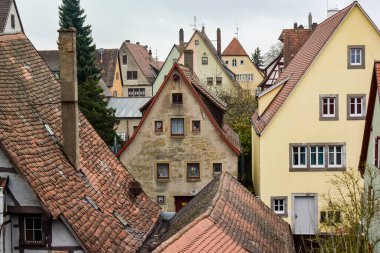 Ortaçağ 'ın Rothenburg ob der Tauber kasabasının cephe ve çatılarından manzara, Almanya. 