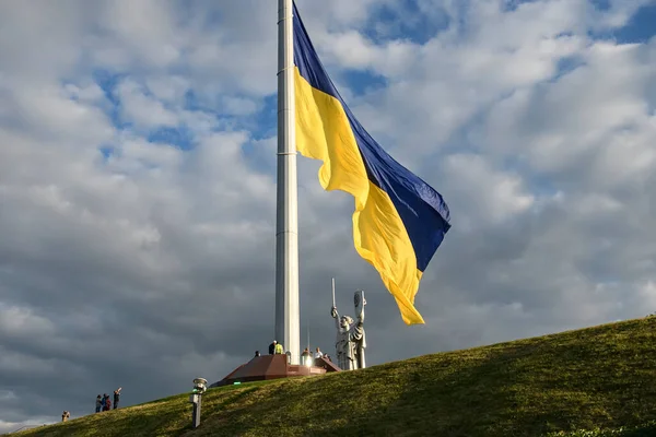 Ukrayna 'nın dev bayrağı 22 Ağustos 2020' de Ukrayna 'nın başkenti Kyiv' de Ulusal Bayrak Günü 'nde sergilendi. Yüksek kalite fotoğraf