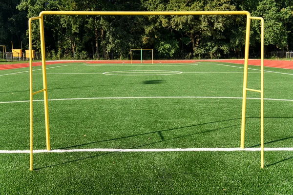 Yeni Bir Konut Binasının Yakınındaki Yeni Futbol Stadyumunda Futbol Golü — Stok fotoğraf