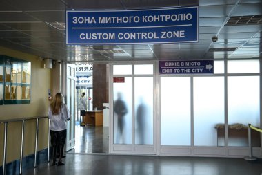 Havryshivka Vinnytsia Uluslararası Havaalanı 'nın ana terminalindeki gümrük kontrol bölgesi. Eylül 2020. Yüksek kalite fotoğraf