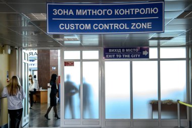 Havryshivka Vinnytsia Uluslararası Havaalanı 'nın ana terminalindeki gümrük kontrol bölgesi. Eylül 2020. Yüksek kalite fotoğraf