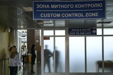 Havryshivka Vinnytsia Uluslararası Havaalanı 'nın ana terminalindeki gümrük kontrol bölgesi. Eylül 2020. Yüksek kalite fotoğraf