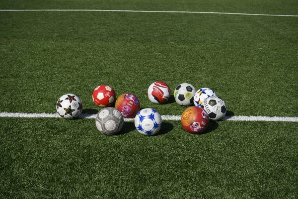 Una Variedad Pelotas Fútbol Encuentran Césped Verde Del Campo Fútbol —  Fotos de Stock