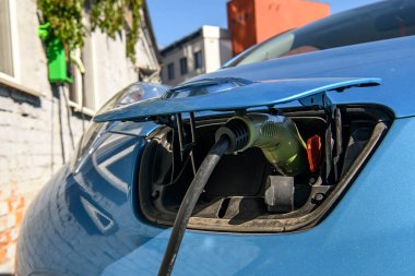 Eylül 2020 'de Ukrayna, Vinnytsia' nın merkezinde elektrikli arabayı şarj ediyor. Yüksek kalite fotoğraf