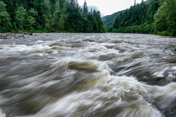 Rio Montanha Tempestuoso Nas Montanhas Dos Cárpatos Ucrânia Longa Exposição — Fotografia de Stock