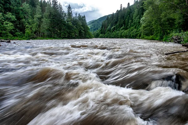 Rio Montanha Tempestuoso Nas Montanhas Dos Cárpatos Ucrânia Longa Exposição — Fotografia de Stock