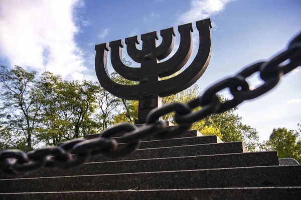 Babyn Yar Ulusal Tarih Anıtı 'ndaki Yahudi Kurbanları Anıtı' ndaki Menorah anıtı. Ekim 2020 Kyiv, Ukrayna. - Evet. Yüksek kalite fotoğraf