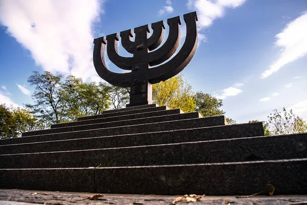 Памятник Менора Память Евреях Жертвы Национального Исторического Мемориала Бабьего Яра — стоковое фото