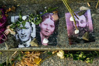 Babyn Yar Ulusal Tarih Anıtı 'ndaki Yahudi kurbanlarının anısına Menorah Anıtı yakınlarında öldürülen Yahudilerin portreleri. Ekim 2020 Kyiv, Ukrayna. Yüksek kalite fotoğraf