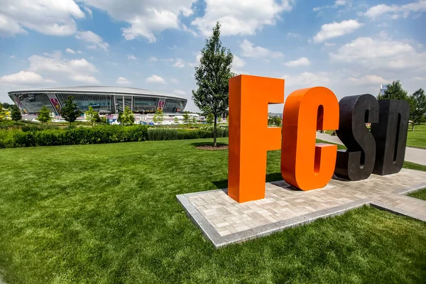 Letras pretas laranja FC SD significa Football Club Shakhtar Donetsk no fundo do estádio Donbass Arena. Donetsk, Ucrânia — Fotografia de Stock